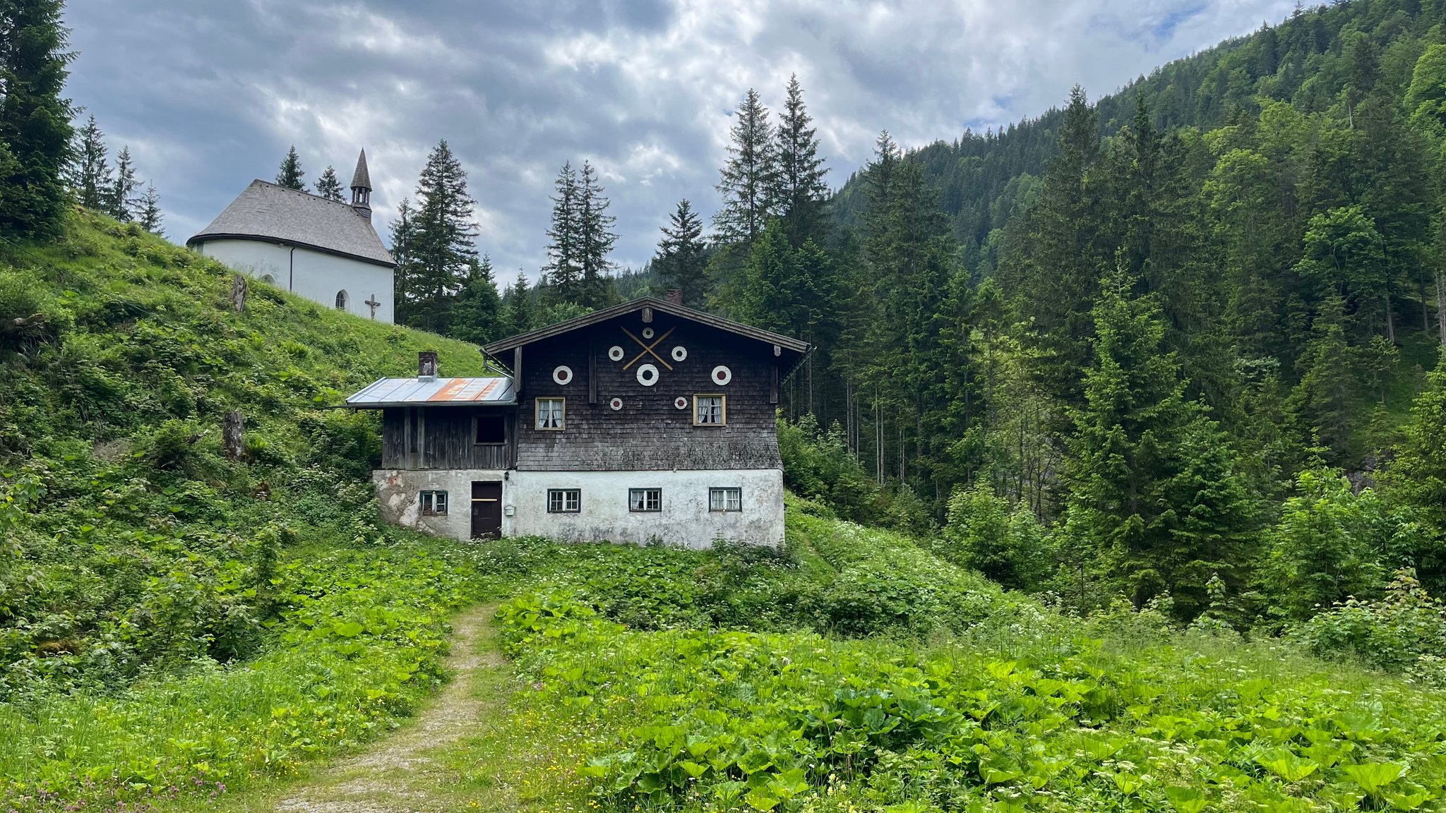 Das Klausenhaus ist das älteste Gebäude in der Valepp und steht ebenfalls unter Denkmalschutz. Nun aber auch das ganze Areal. | Bild: BR/Julia Haderecker Das Klausenhaus ist das älteste Gebäude in der Valepp und steht ebenfalls unter Denkmalschutz. Nun aber auch das ganze Areal.