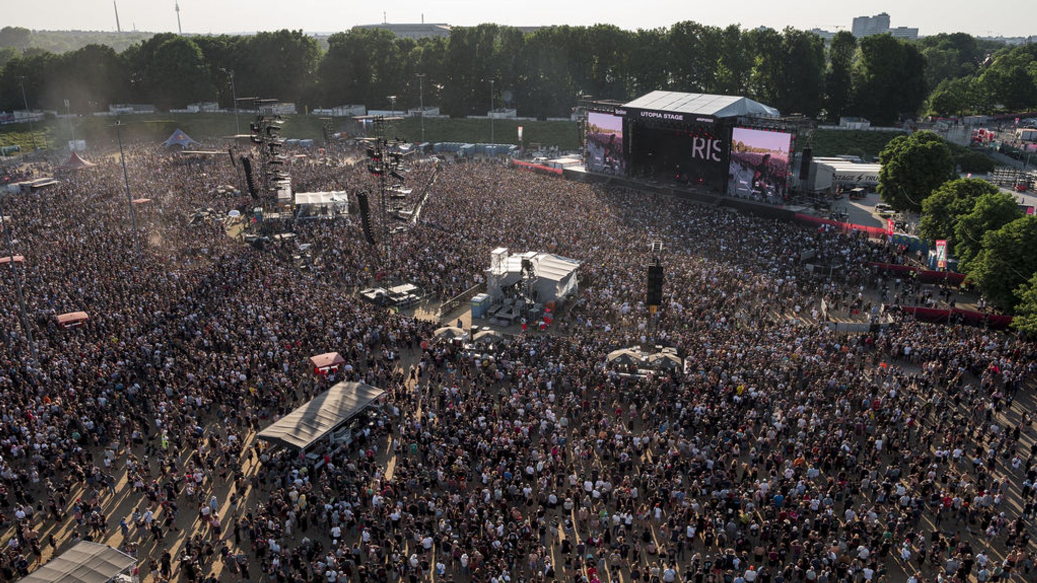 ARCHIV - 04.06.2023, Bayern, Nürnberg: Beim Auftritt der Band Rise Against auf der Utopia Stage, beim Abschluss des Open-Air-Festivals Rock im Park, stehen junge Zuschauer dicht an dicht. (Die Aufnahme wurde von einem Riesenrad aus gemacht). (zu dpa: «Was man zu 30 Jahre Rock im Park wissen muss») Foto: Daniel Vogl/dpa +++ dpa-Bildfunk +++ | Bild: dpa-Bildfunk/Daniel Vogl ARCHIV - 04.06.2023, Bayern, Nürnberg: Beim Auftritt der Band Rise Against auf der Utopia Stage, beim Abschluss des Open-Air-Festivals Rock im Park, stehen junge Zuschauer dicht an dicht. (Die Aufnahme wurde von einem Riesenrad aus gemacht). (zu dpa: «Was man zu 30 Jahre Rock im Park wissen muss») Foto: Daniel Vogl/dpa +++ dpa-Bildfunk +++