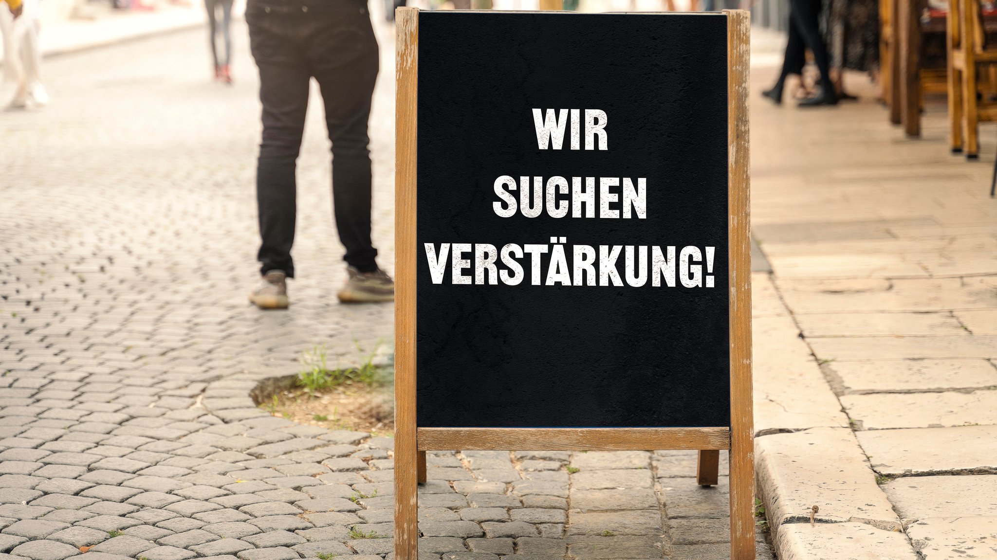 Schild auf der Straße "Wir suchen Verstärkung"