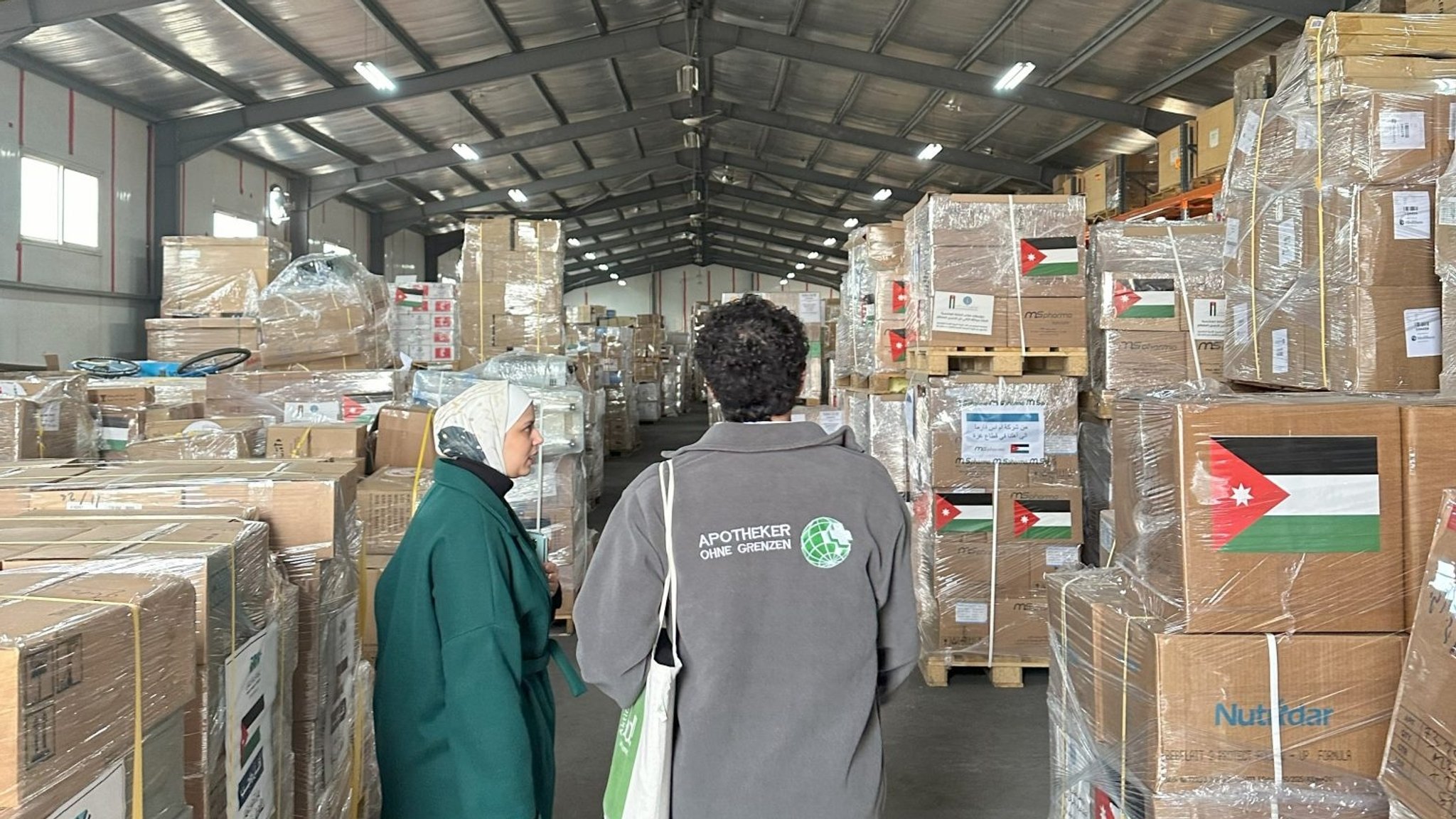 Hilfslieferungen in der Lagerhalle in Jordanien.