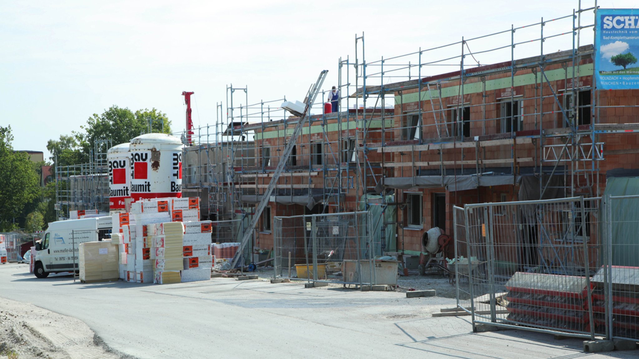 Mehrere eingerüstete Häuser im Rohbau nebeneinander. | Bild: BR/Alexander Krauß Mehrere eingerüstete Häuser im Rohbau nebeneinander.