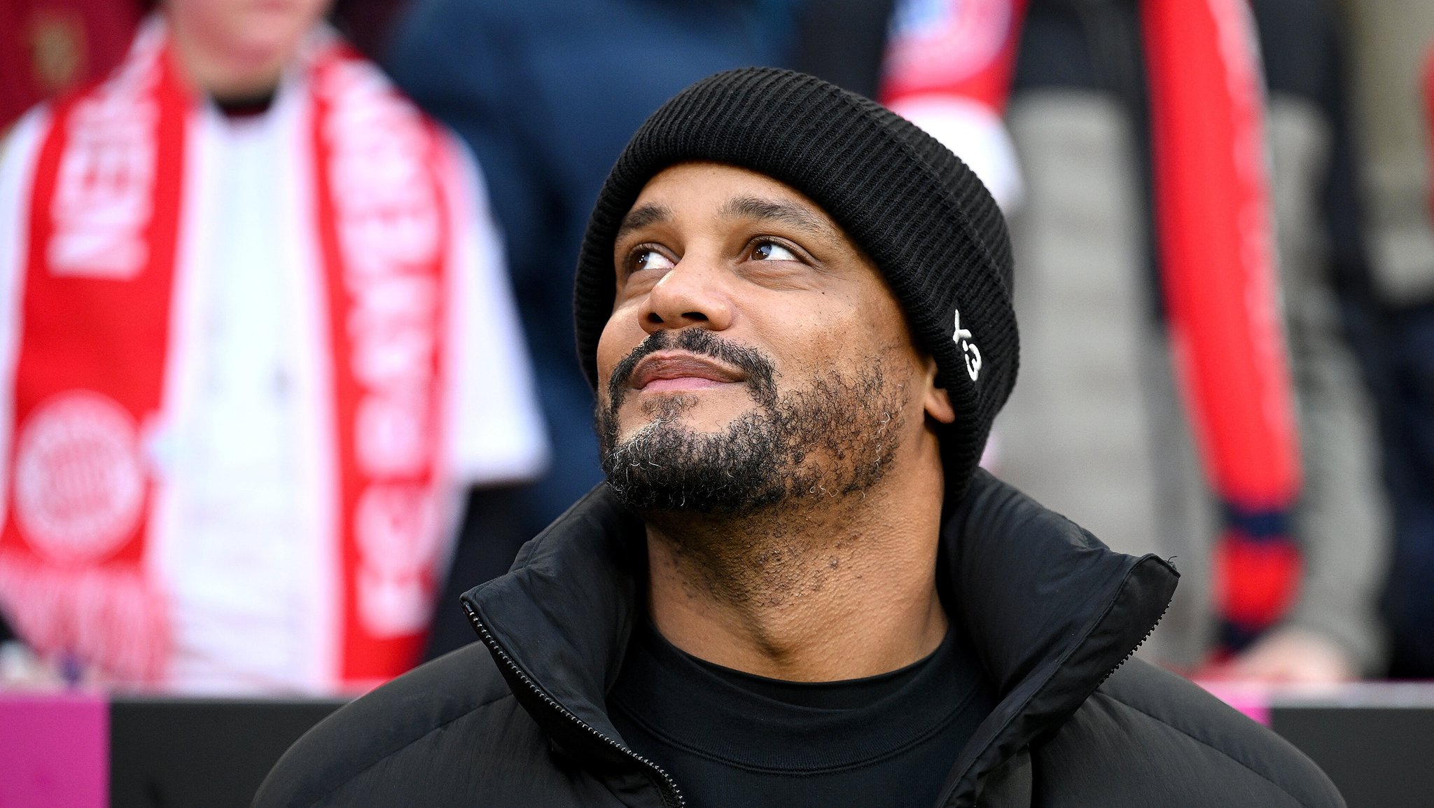 FCB-Coach Vincent Kompany blickt sehnsüchtig gen Himmel