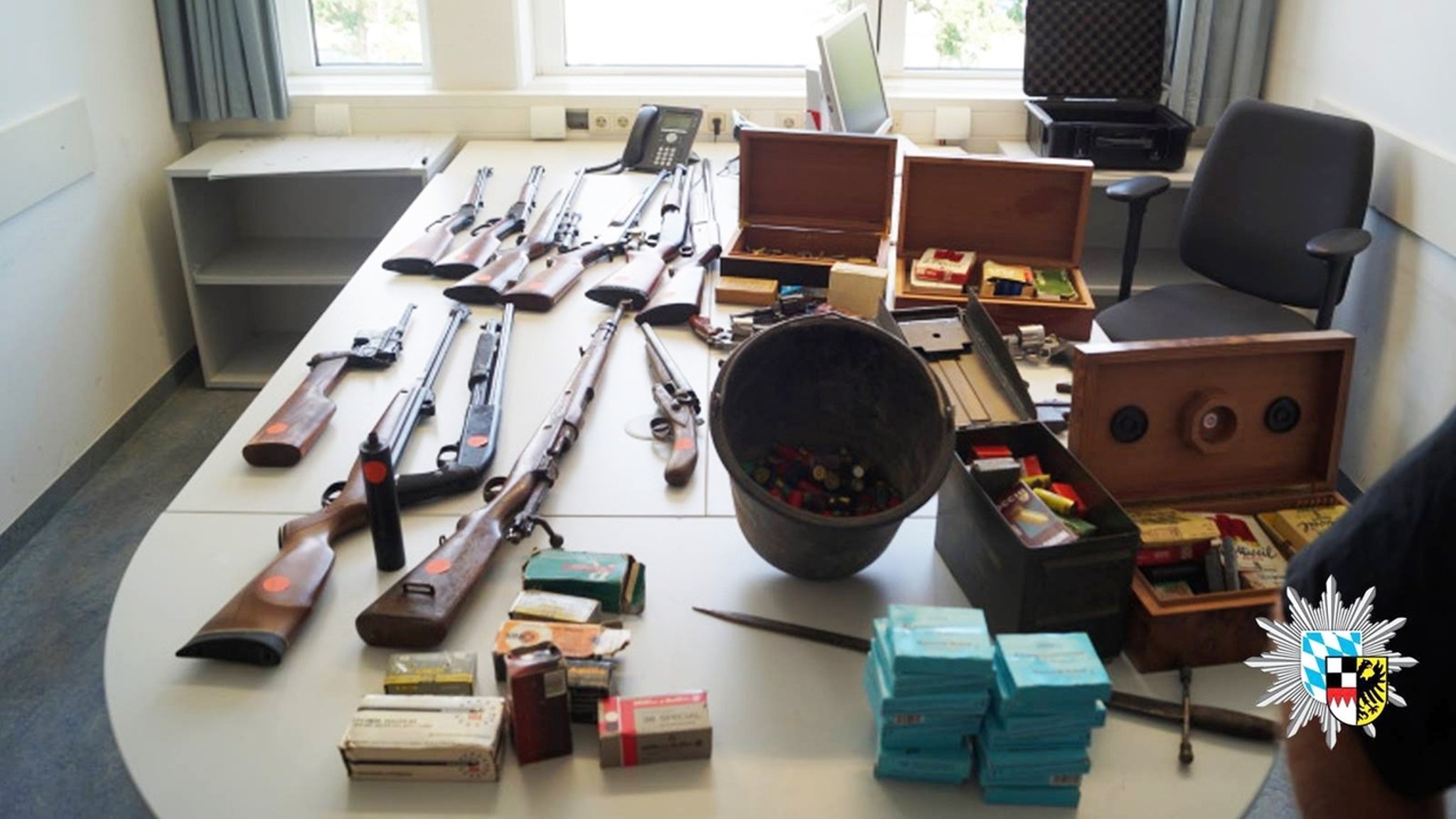 Polizei hebt Waffenarsenal aus