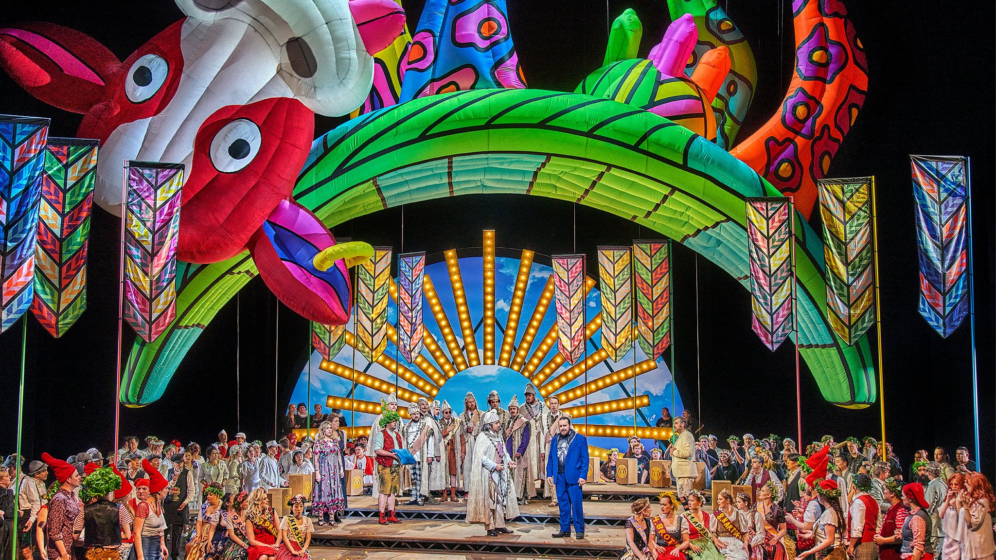 Festwiesen-Szene mit aufblasbarer Figur | Bild: Enrico Nawrath/Bayreuther Festspiele Festwiesen-Szene mit aufblasbarer Figur