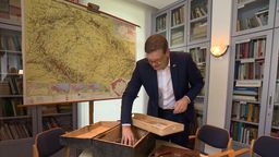 Steffen Hörtler vor einer Landkarte in seinem Büro. | Bild:BR