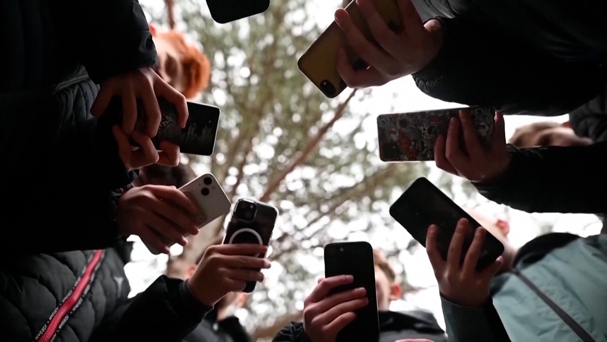 Die EU will Kinder im digitalen Raum schützen. Dafür hat sie mit dem "Kids Act" jetzt einen Gesetzentwurf mit strengen Regeln vorgestellt. | Bild: BR Die EU will Kinder im digitalen Raum schützen. Dafür hat sie mit dem "Kids Act" jetzt einen Gesetzentwurf mit strengen Regeln vorgestellt.