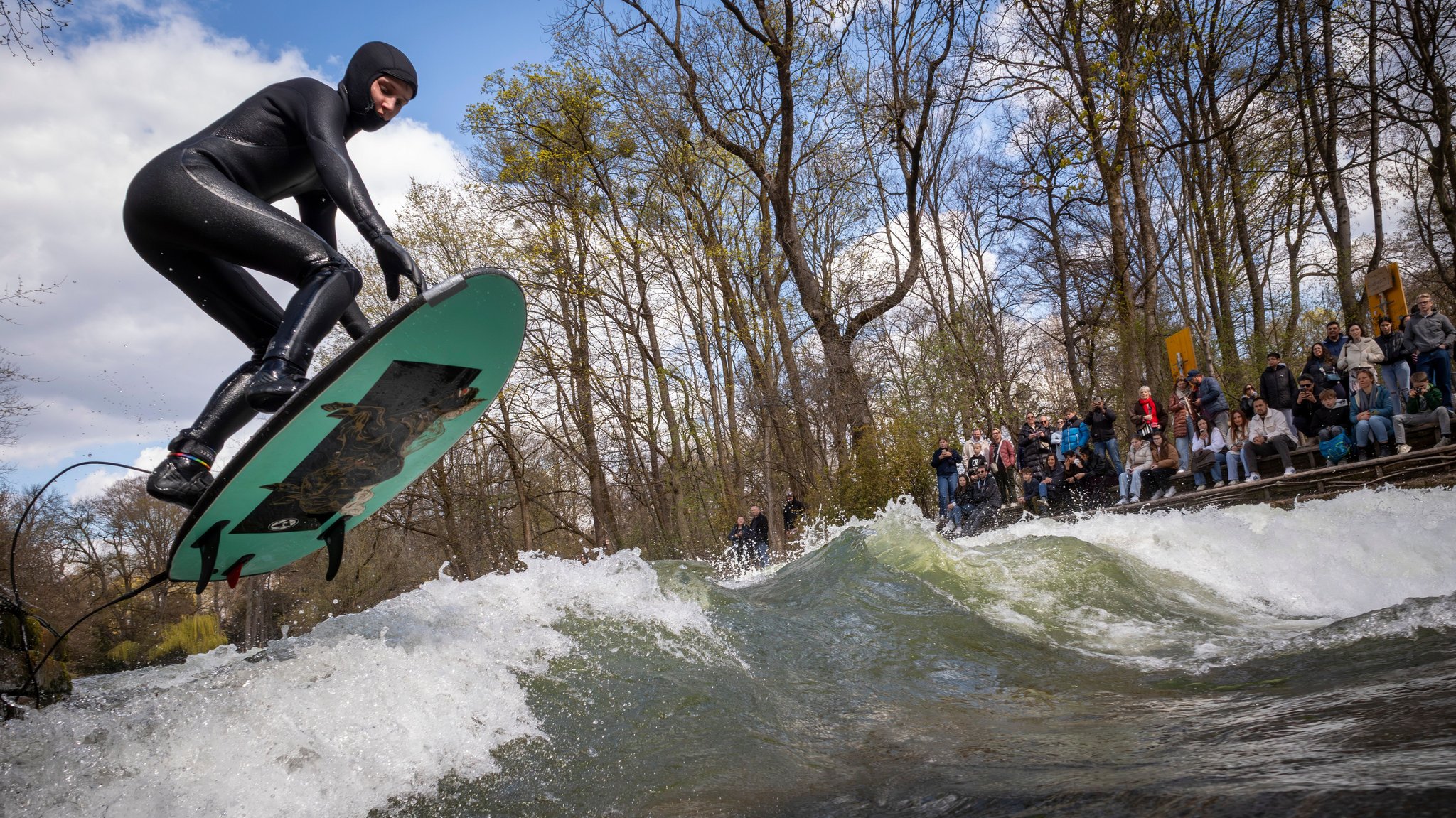 Eisbachwelle erneut auferstanden - Hat jemand nachgeholfen?