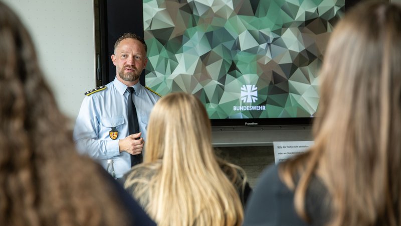 Jugendoffizier Dhany Sahm spricht vor einer Schulklasse in Bamberg | Bild: pa/dpa/Pia Bayer Jugendoffizier Dhany Sahm spricht vor einer Schulklasse in Bamberg
