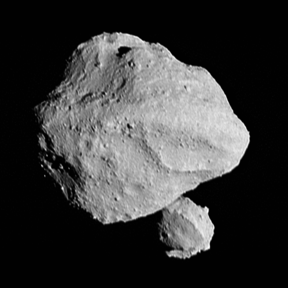 Vor einem schwarzen Hintergrund befindet sich mittig oben im Bild ein steiniger Körper: Es ist der Asteroid Dinkinesh. Rechts darunter ist eine kleinerer steiniger Körper sichtbar, der zeigt, dass der Asteroid Dinkinesh einen Mond hat. 