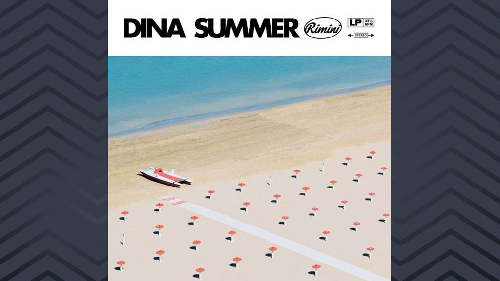 Cover von "Rimini": Abstraktes Strandbild, Blick von oben auf viele kleine Schirmchen