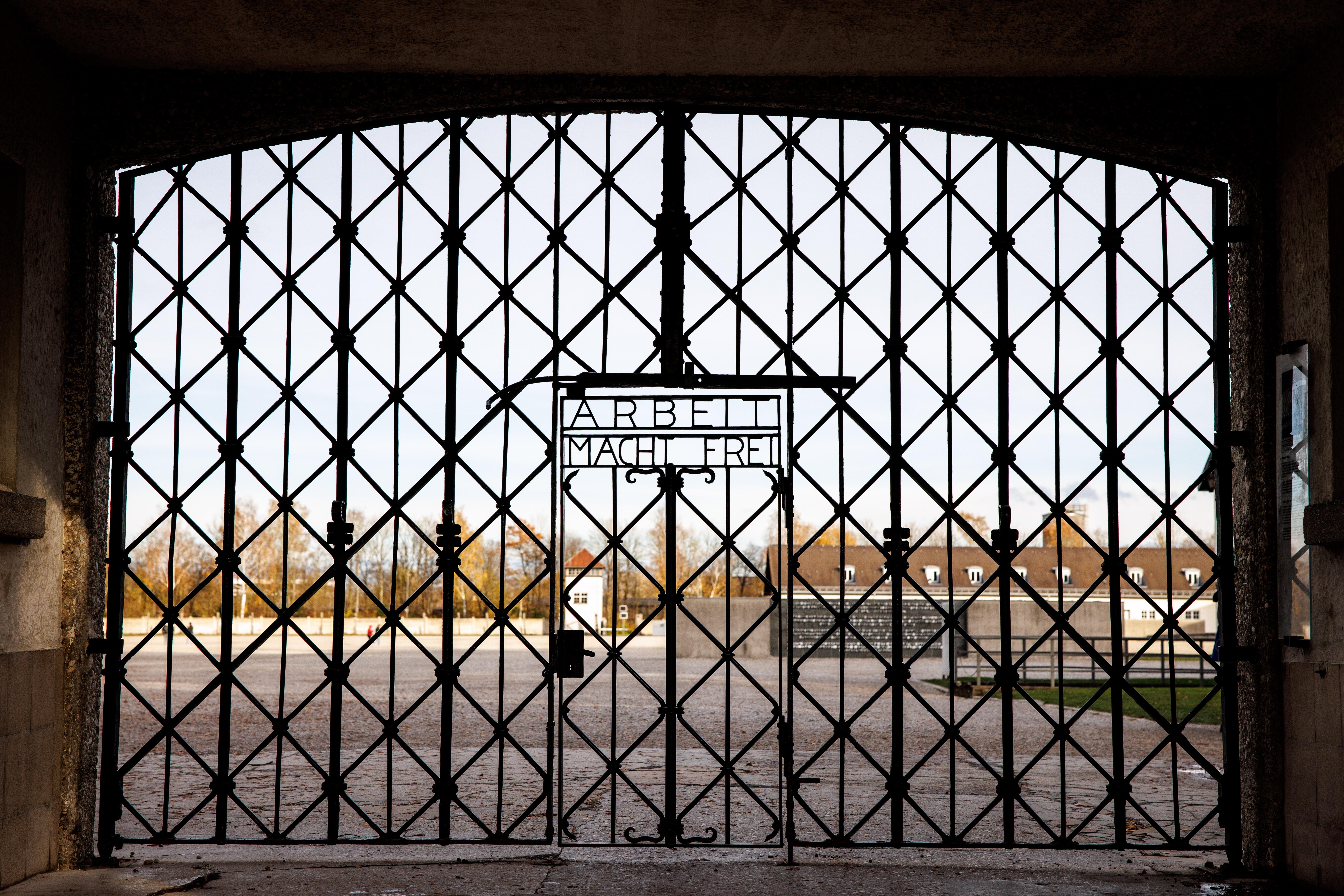 Die Inschrift "Arbeit macht frei" ist auf einem Tor am Eingang der KZ-Gedenkstätte Dachau zu sehen.