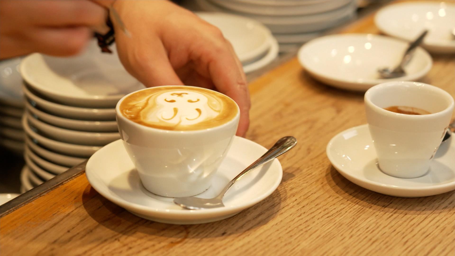 Kaffeetassen auf einem Tresen