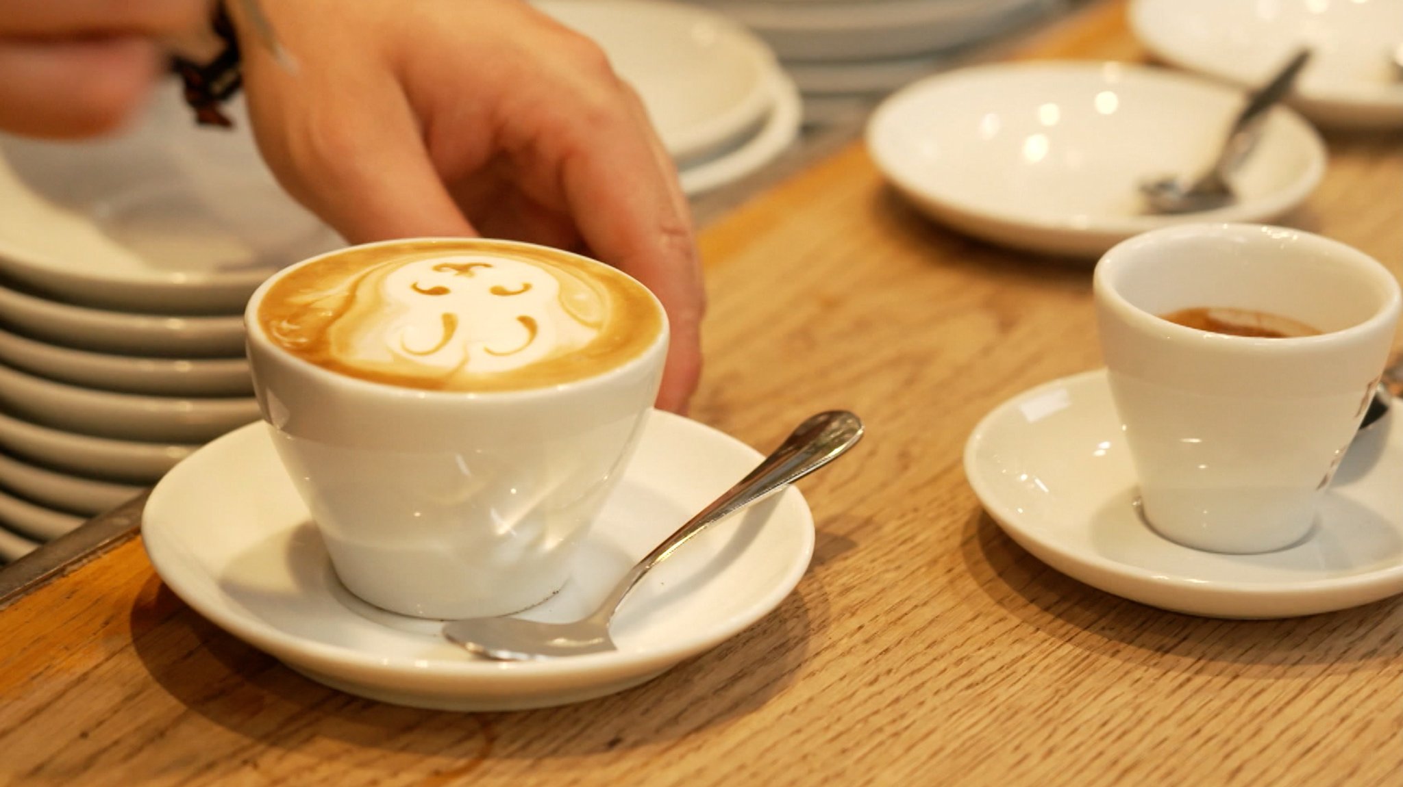 Kaffeetassen auf einem Tresen