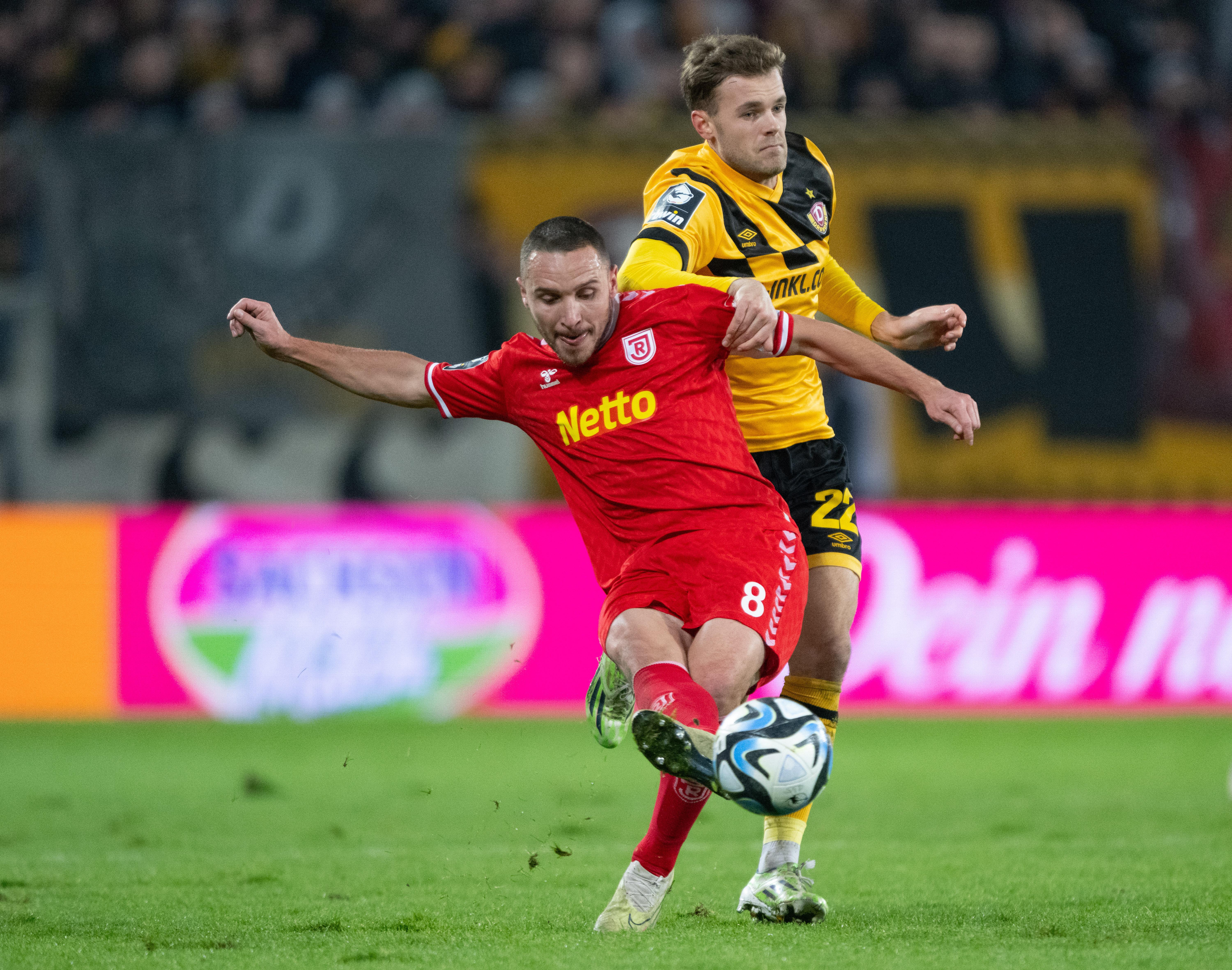 Spielszene Dynamo Dresden gegen Jahn Regensburg