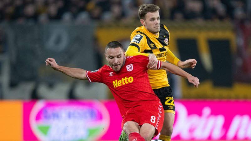 Spielszene Dynamo Dresden gegen Jahn Regensburg