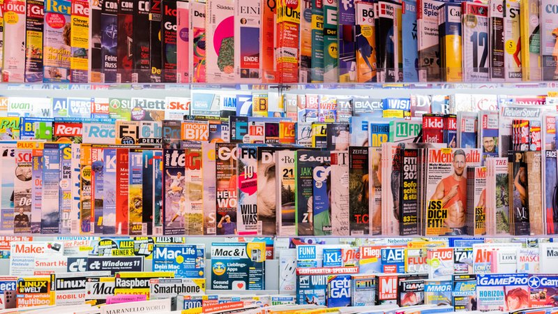 Zeitschriften liegen in Regalen in einem Kiosk. | Bild: dpa-Bildfunk/Rolf Vennenbernd Zeitschriften liegen in Regalen in einem Kiosk.