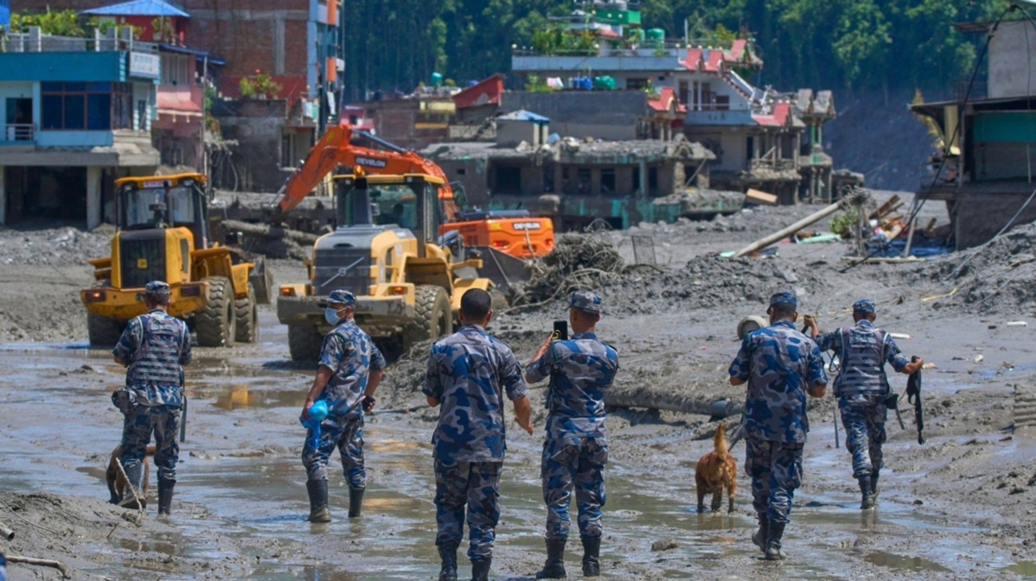 Mindestens acht Deutsche nach Sturzflut in Nepal vermisst  