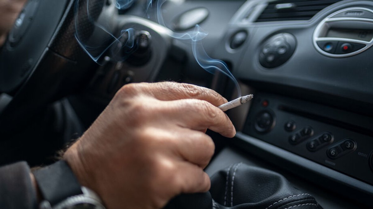 Rauchen im Auto: So gefährdet sind Kinder und Schwangere