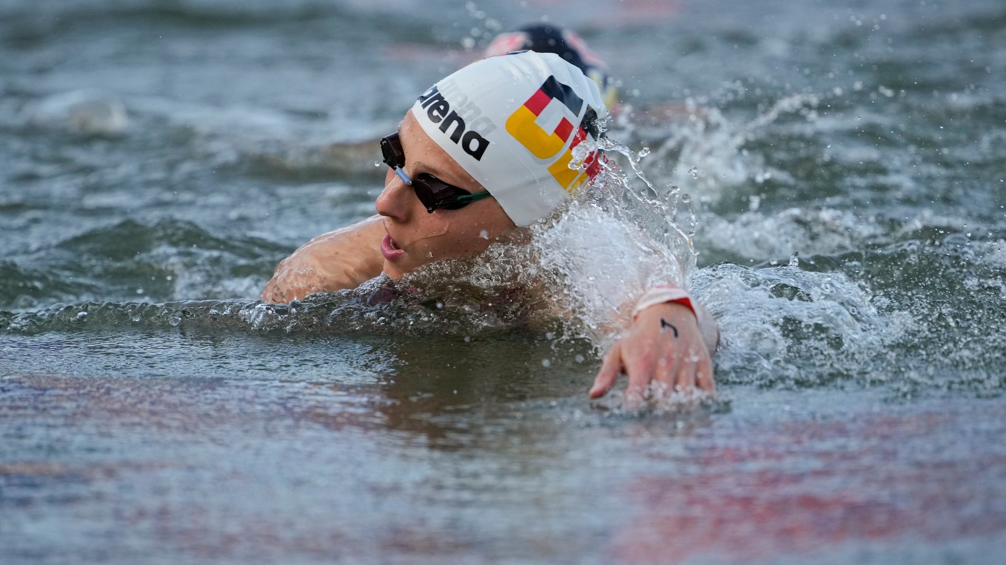 08.08.2024, Frankreich, Paris: Olympia, Paris 2024, Schwimmen, Freiwasser, Frauen, 10km, Leonie Beck aus Deutschland schwimmt in der Seine. Foto: Vadim Ghirda/AP/dpa +++ dpa-Bildfunk +++