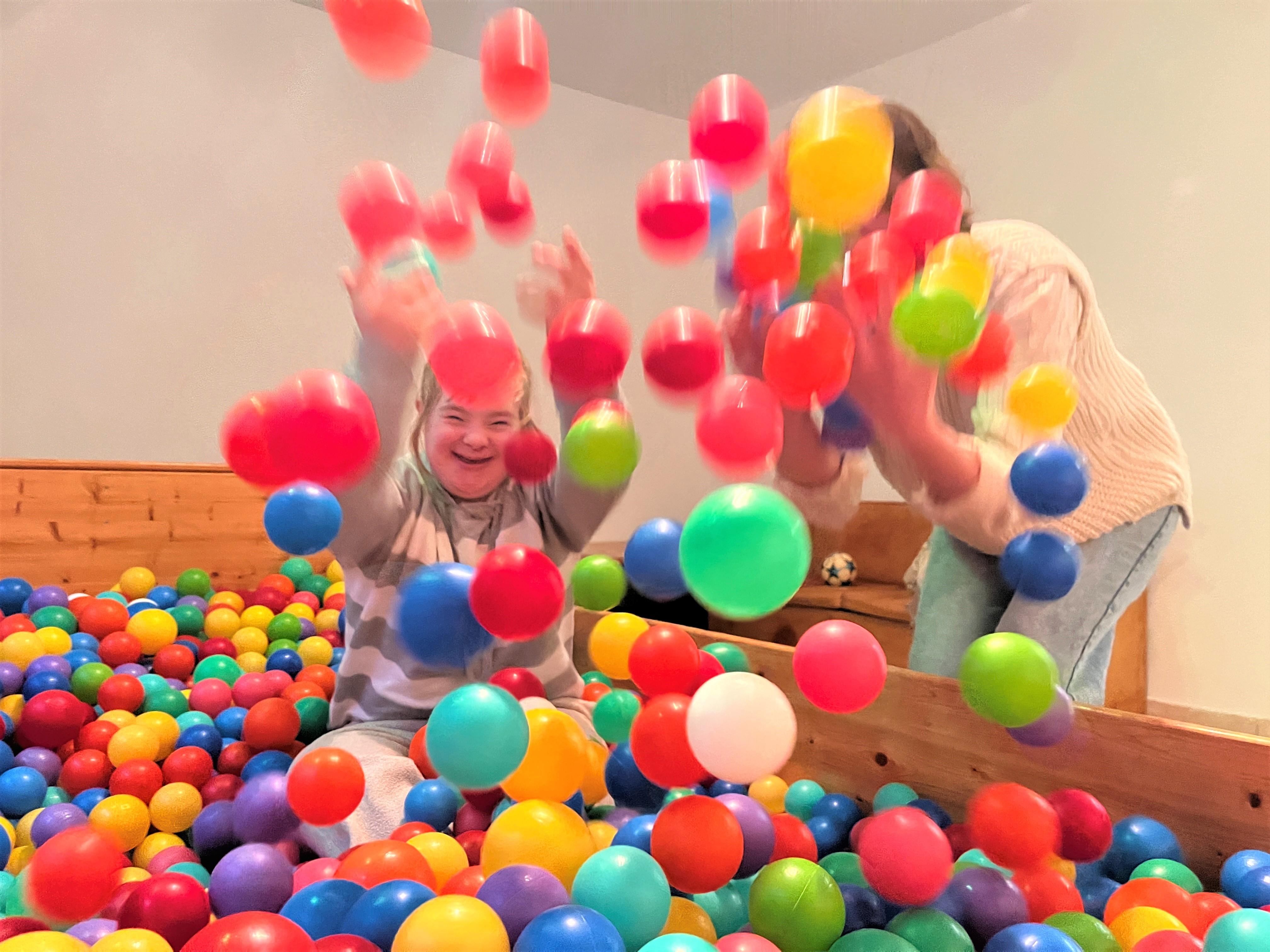 Spaß im Bällebad: Alina und ihre Mentorin Ekaterina Faber.