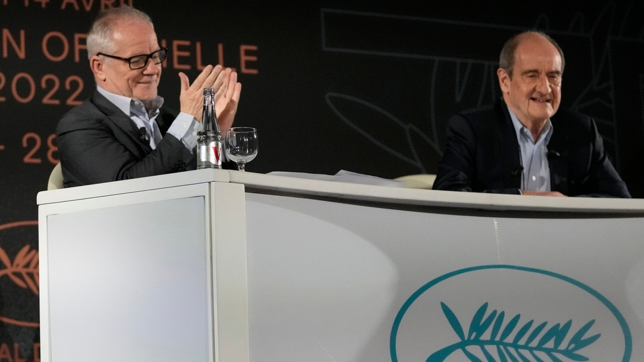 Cannes-Leiter Thierry Fremaux (l) neben Pierre Lescure, Präsident des Filmfestivalses bei der Bekanntgabe des Programms im April.