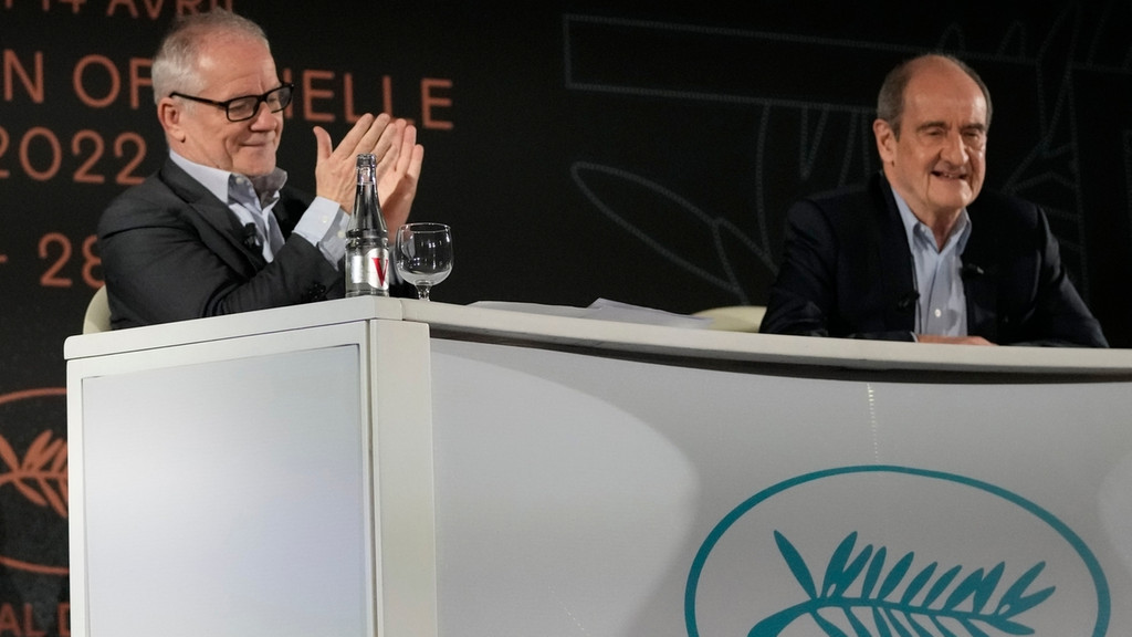 Cannes-Leiter Thierry Fremaux (l) neben Pierre Lescure, Präsident des Filmfestivalses bei der Bekanntgabe des Programms im April.