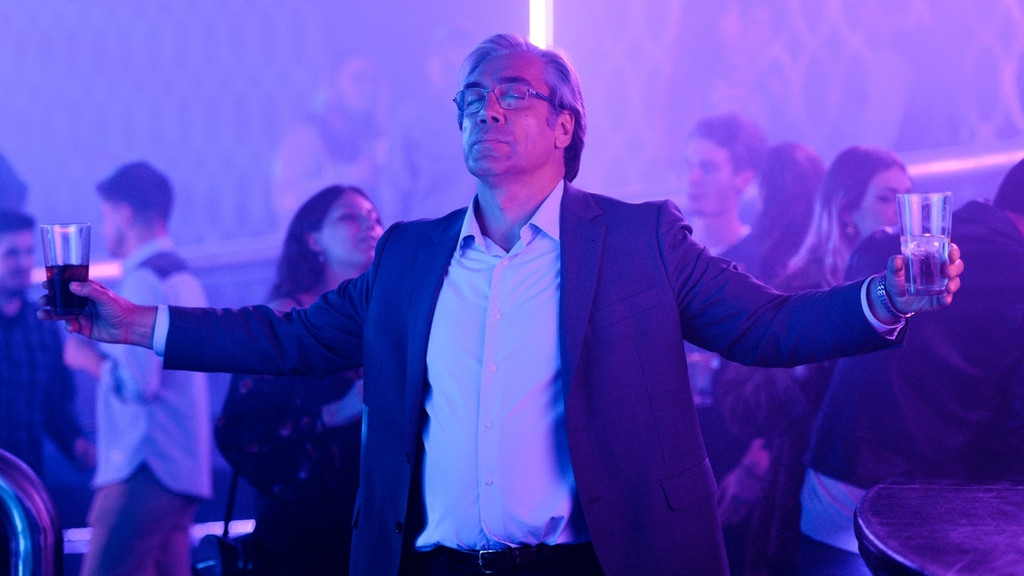 Javier Bardem gibt sich jovial und jugendlich in "Der perfekte Chef", um die hübsche Praktikantin zu beeindrucken. | Bild: Alamode Javier Bardem gibt sich jovial und jugendlich in "Der perfekte Chef", um die hübsche Praktikantin zu beeindrucken.