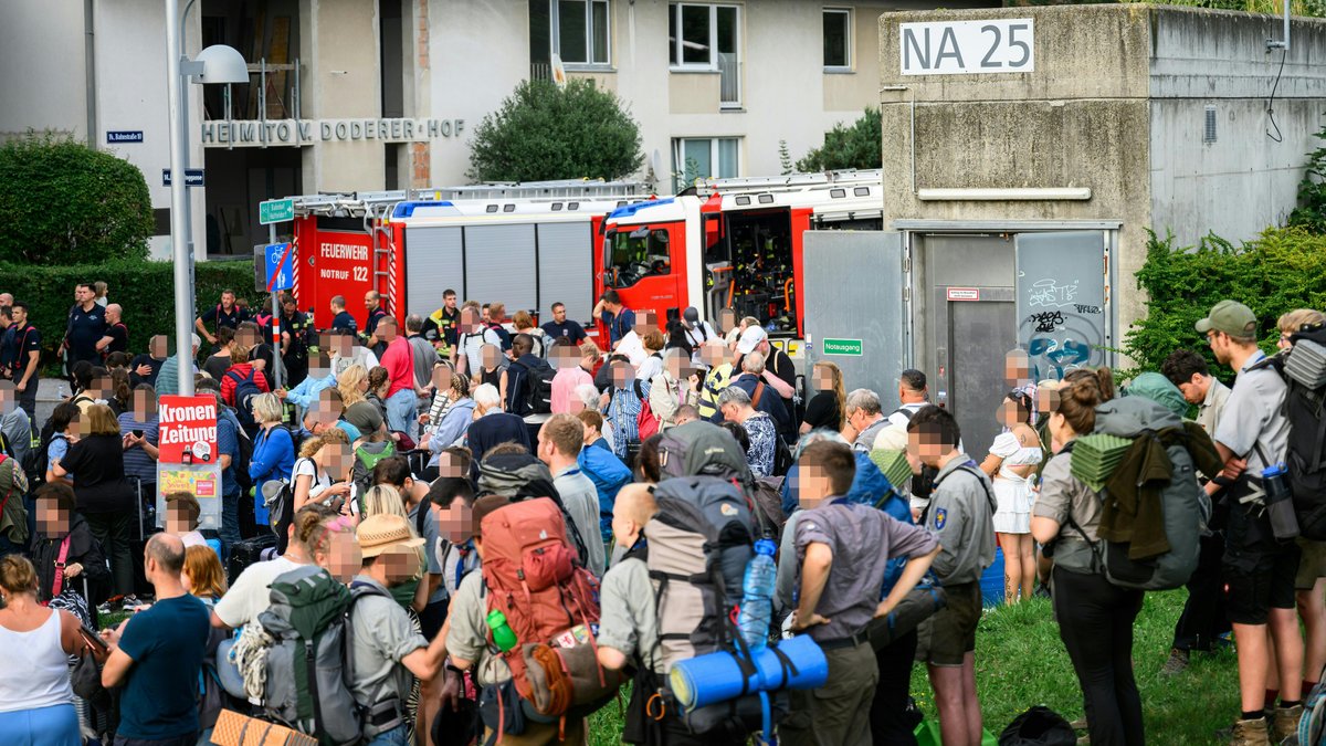 Einsatzkräfte und Evakuierte in Hadersdorf. 