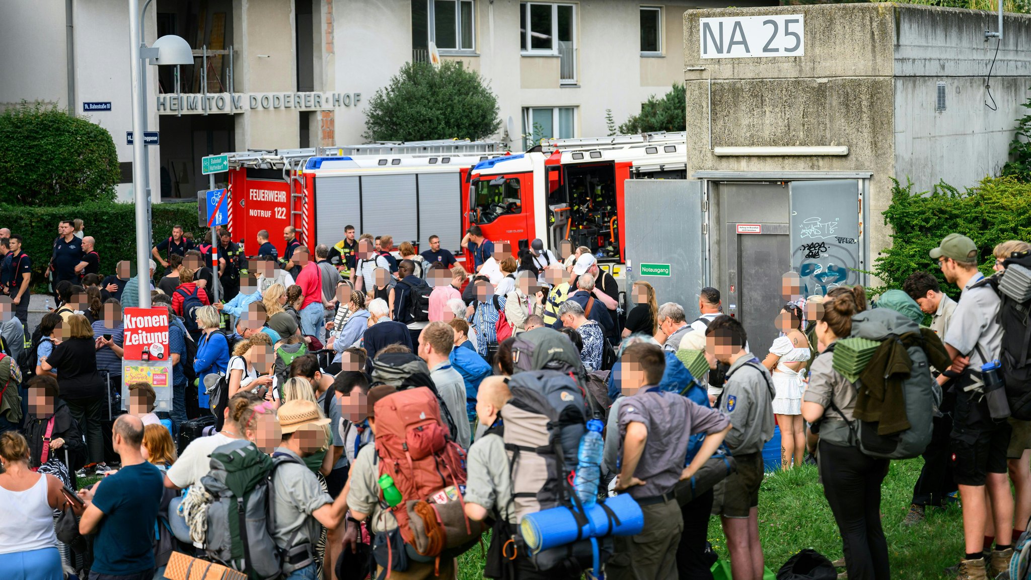 Einsatzkräfte und Evakuierte in Hadersdorf. 