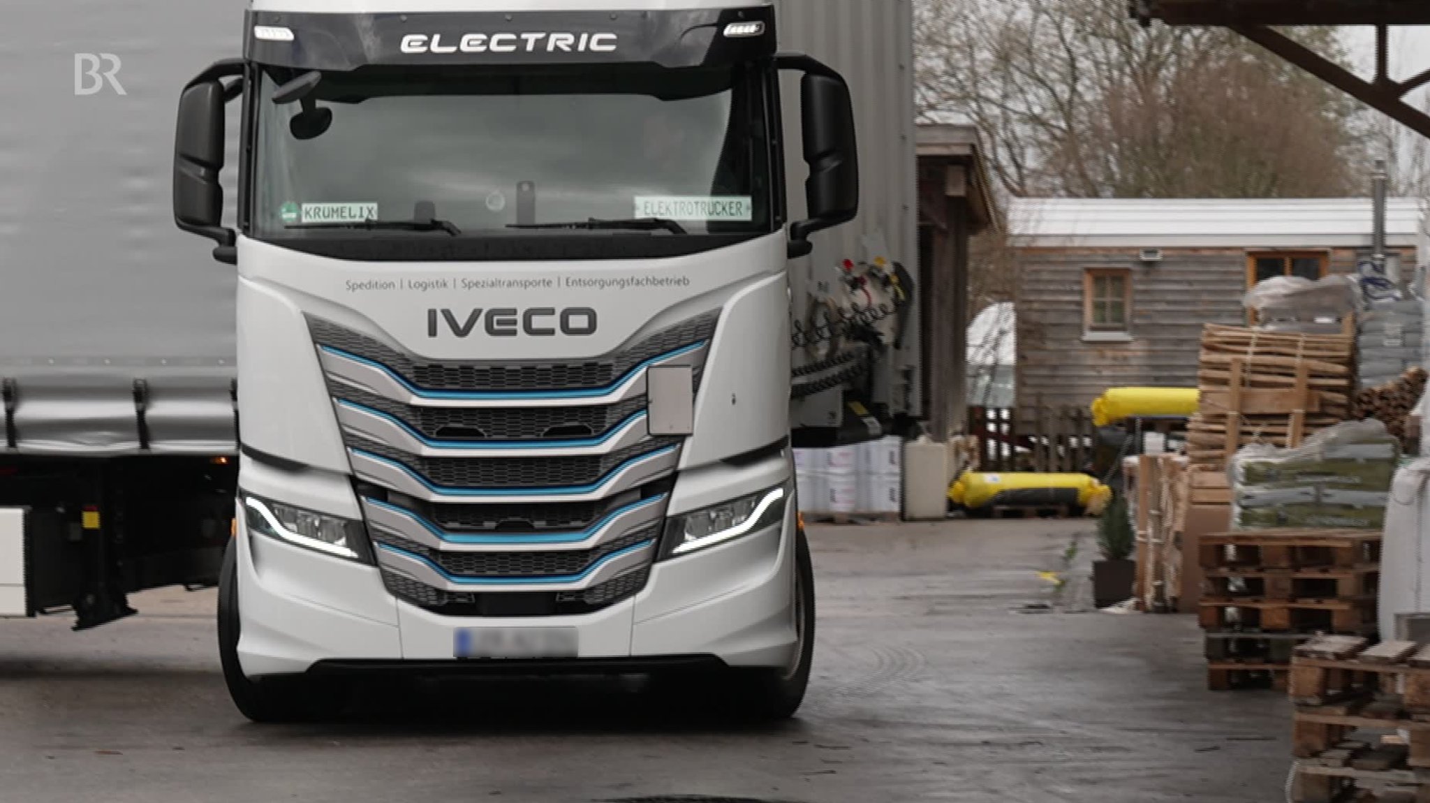 Tobias Wagner steuert seinen Elektro-Lkw über ein Firmengelände. Der Fernfahrer sieht im Praxistest den Elektro-Lastwagen klar im Vorteil gegenüber Diesel- oder Wasserstoff-Fahrzeugen. | Bild: BR/Doris Fenske Tobias Wagner steuert seinen Elektro-Lkw über ein Firmengelände. Der Fernfahrer sieht im Praxistest den Elektro-Lastwagen klar im Vorteil gegenüber Diesel- oder Wasserstoff-Fahrzeugen.