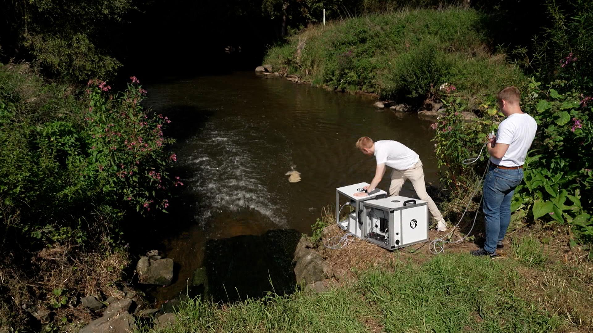 Mitarbeiter des Bayreuther StartUps entnehmen Gewässerproben zur Analyse auf Mikroplastik.