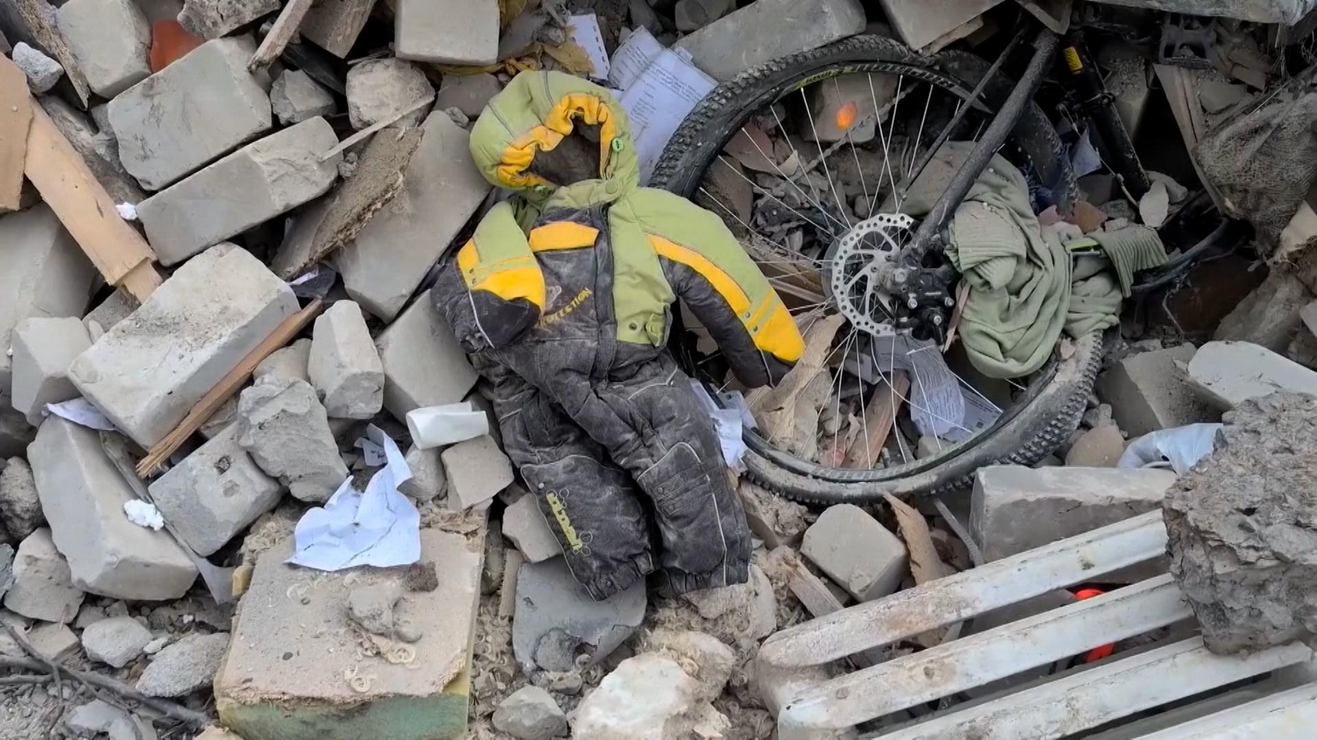 Russland hat in der vergangenen Nacht erneut Drohnen und Raketen gegen die Ukraine eingesetzt. Unter anderem wurde ein Wohnhaus in Charkiw, der zweitgrößten Stadt des Landes, getroffen. 