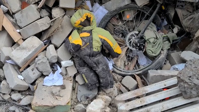 Russland hat in der vergangenen Nacht erneut Drohnen und Raketen gegen die Ukraine eingesetzt. Unter anderem wurde ein Wohnhaus in Charkiw, der zweitgrößten Stadt des Landes, getroffen. | Bild: Bayerischer Rundfunk 2026 Russland hat in der vergangenen Nacht erneut Drohnen und Raketen gegen die Ukraine eingesetzt. Unter anderem wurde ein Wohnhaus in Charkiw, der zweitgrößten Stadt des Landes, getroffen.