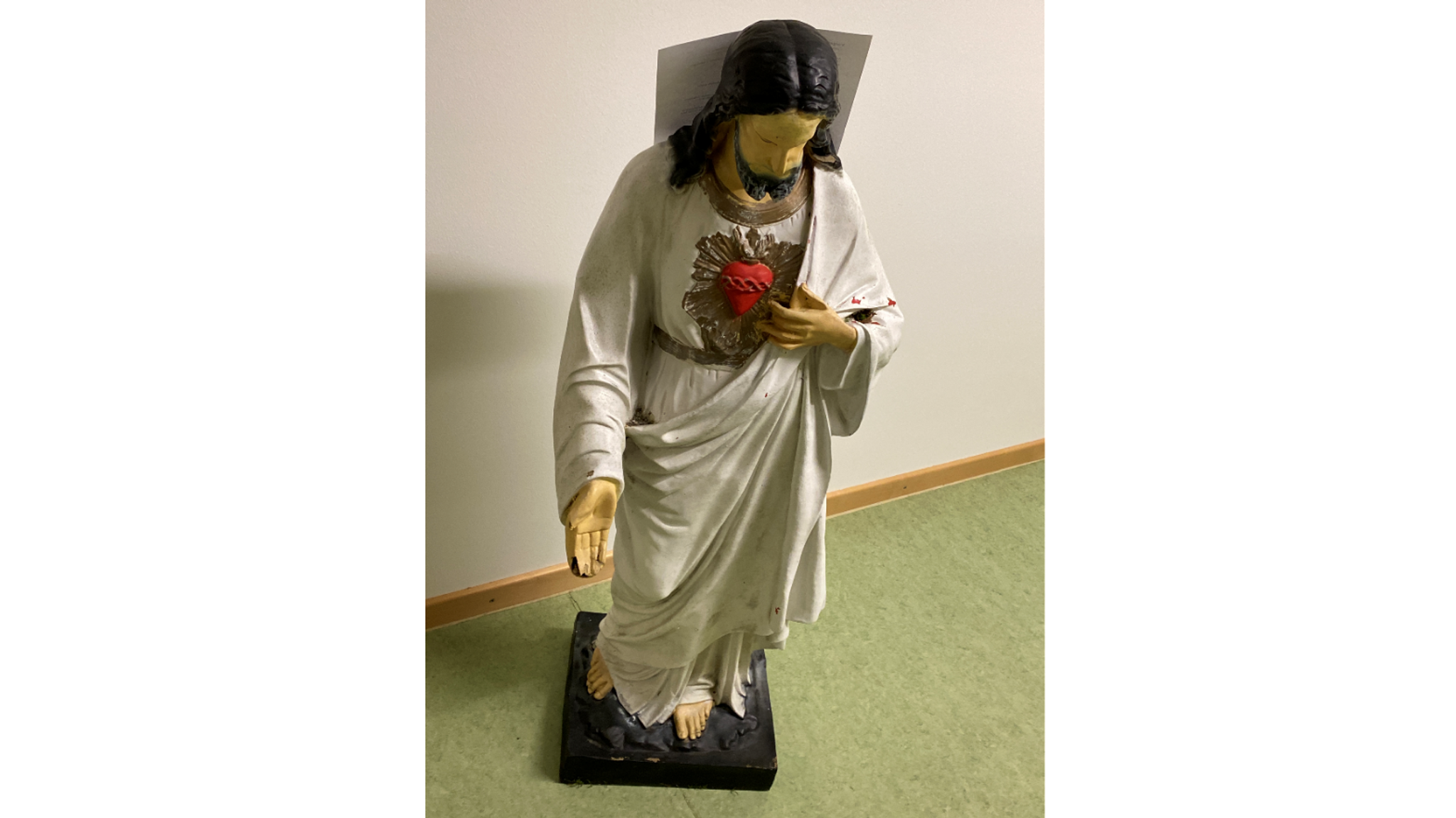 Die Jesusstatue auf der Polizeiwache in Grafenau