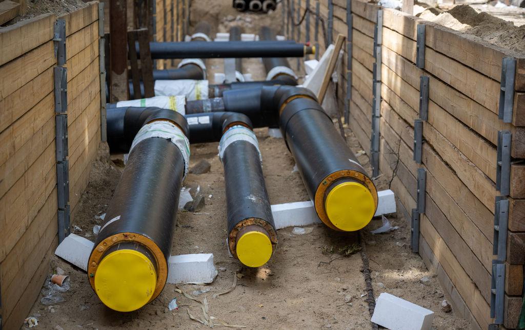 ARCHIV - 05.07.2024, Berlin: Rohre für Fernwärme-Anschluss der umliegenden Wohn- und Geschäftshäuser werden unterirdisch verlegt. (zu dpa: «Ministerium will mehr Kostentransparenz für Fernwärmekunden») Foto: Monika Skolimowska/dpa +++ dpa-Bildfunk +++