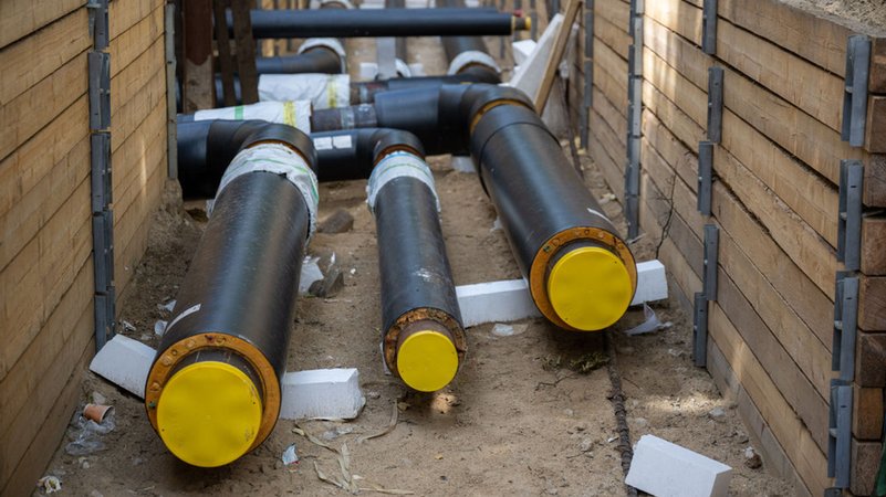 ARCHIV - 05.07.2024, Berlin: Rohre für Fernwärme-Anschluss der umliegenden Wohn- und Geschäftshäuser werden unterirdisch verlegt. (zu dpa: «Ministerium will mehr Kostentransparenz für Fernwärmekunden») Foto: Monika Skolimowska/dpa +++ dpa-Bildfunk +++ | Bild: dpa-Bildfunk/Monika Skolimowska ARCHIV - 05.07.2024, Berlin: Rohre für Fernwärme-Anschluss der umliegenden Wohn- und Geschäftshäuser werden unterirdisch verlegt. (zu dpa: «Ministerium will mehr Kostentransparenz für Fernwärmekunden») Foto: Monika Skolimowska/dpa +++ dpa-Bildfunk +++