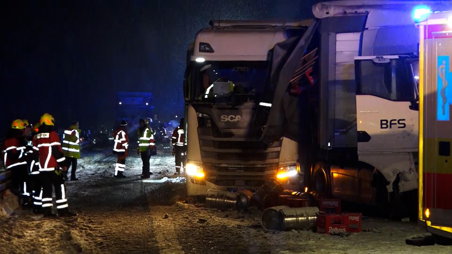 Liegengebliebener Lkw und Einsatzkräfte