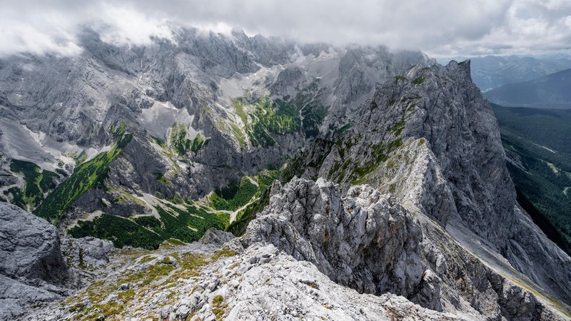Die Zugspitze von oben. | Bild: picture alliance / imageBROKER | Mara Brandl Die Zugspitze von oben.
