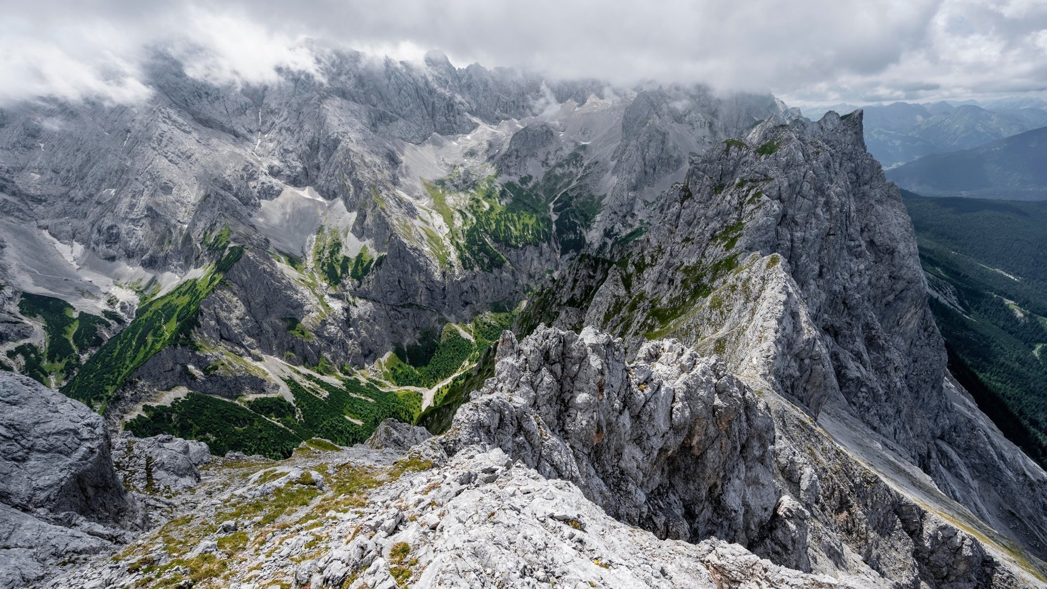 Die Zugspitze von oben. | Bild: picture alliance / imageBROKER | Mara Brandl Die Zugspitze von oben.