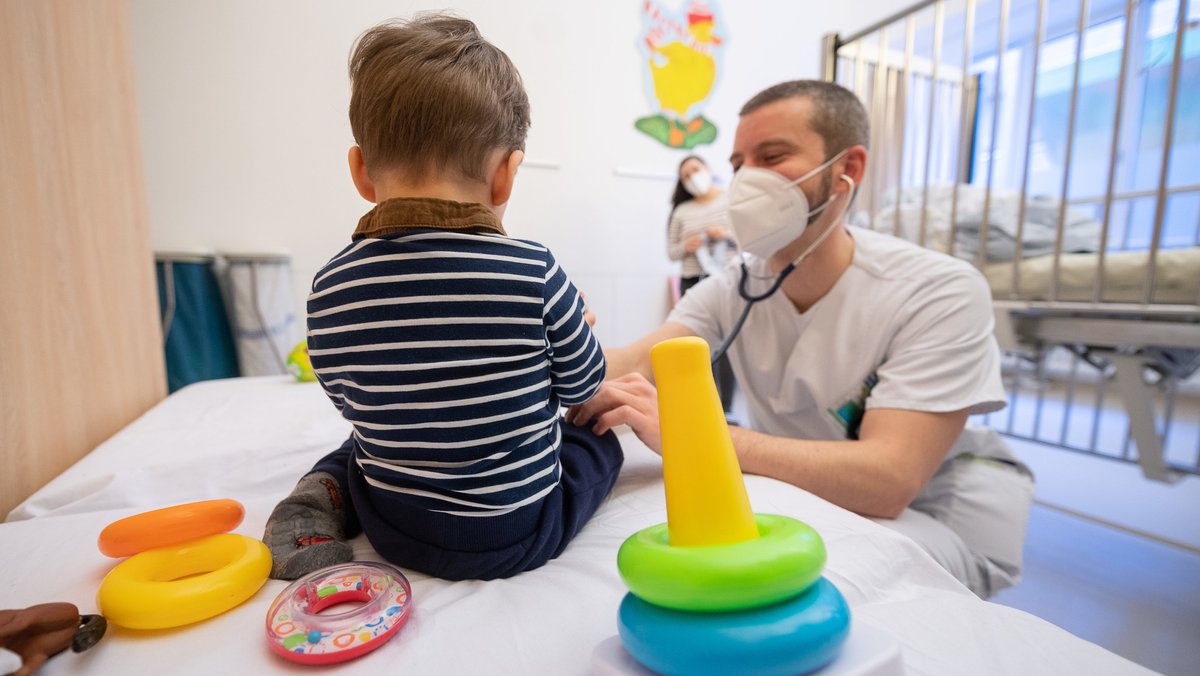 Ein Arzt untersucht in einer Kinderklinik in Stuttgart ein Kind.