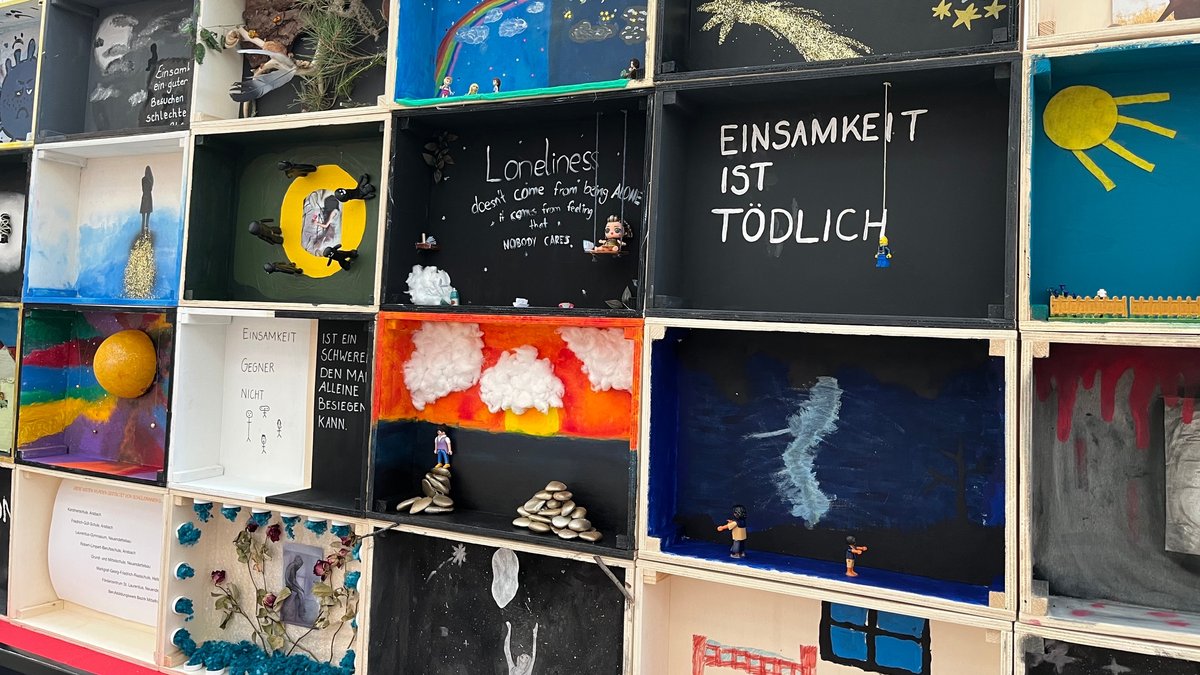 "Einsamkeit hat viele Gesichter": Ausstellung in Ansbach 