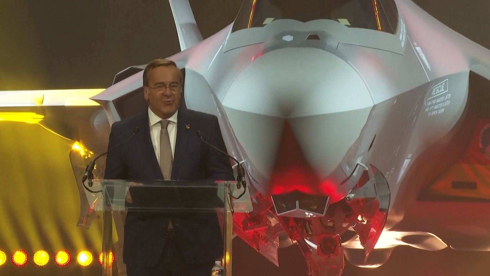 Kampfjet für Deutschland - Im US-Bundesstaat Texas hat Bundesverteidigungsminister Boris Pistorius symbolisch den ersten amerikanischen Tarnkappenjet vom Typ F-35 entgegengenommen.