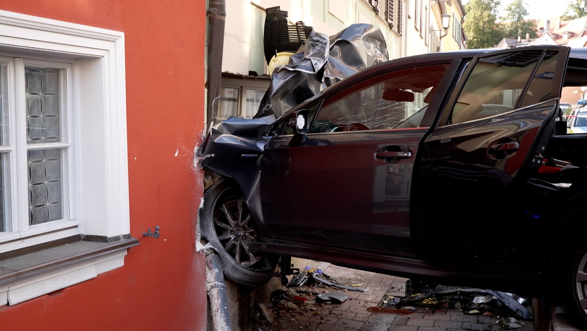 Crash in Bamberger Altstadt: Auto kracht in Wohnhaus