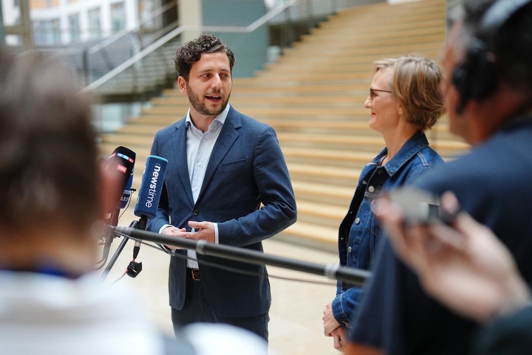 Brantner, Parlamentarische Staatssekretärin beim Bundesminister für Wirtschaft und Klimaschutz, und Banaszak geben ihre Kandidatur bekannt.