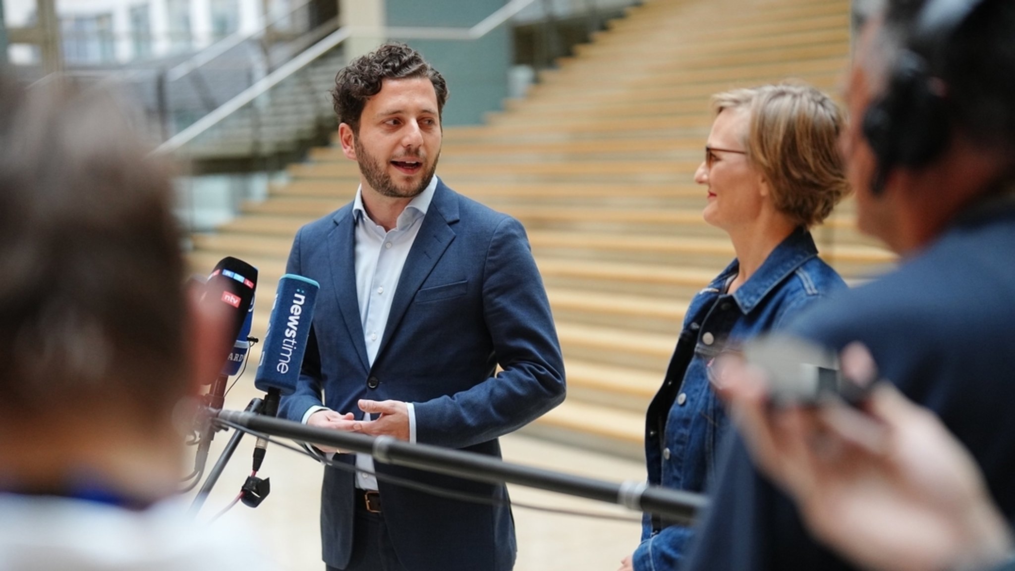 Brantner, Parlamentarische Staatssekretärin beim Bundesminister für Wirtschaft und Klimaschutz, und Banaszak geben ihre Kandidatur bekannt.