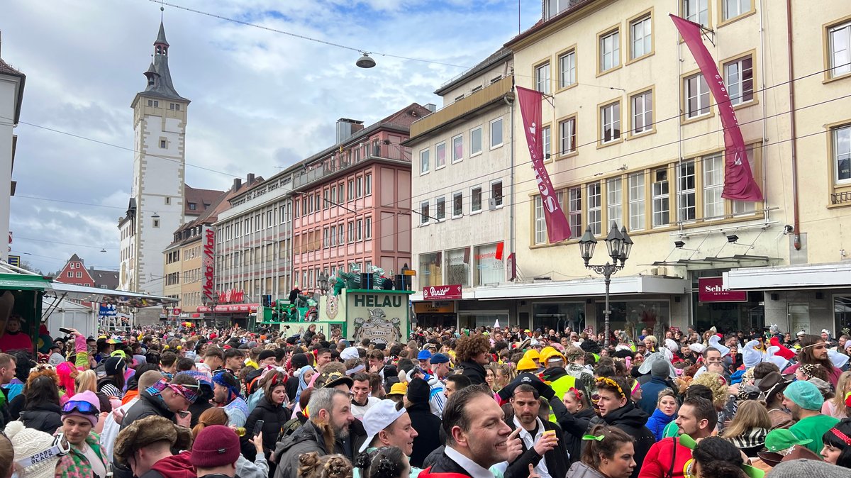 Volle Straßen und viel gute Laune beim Würzburger Faschingszug 2023.  Rund 75.000 Besucher kamen, um friedlich und ausgelassen zu feiern.