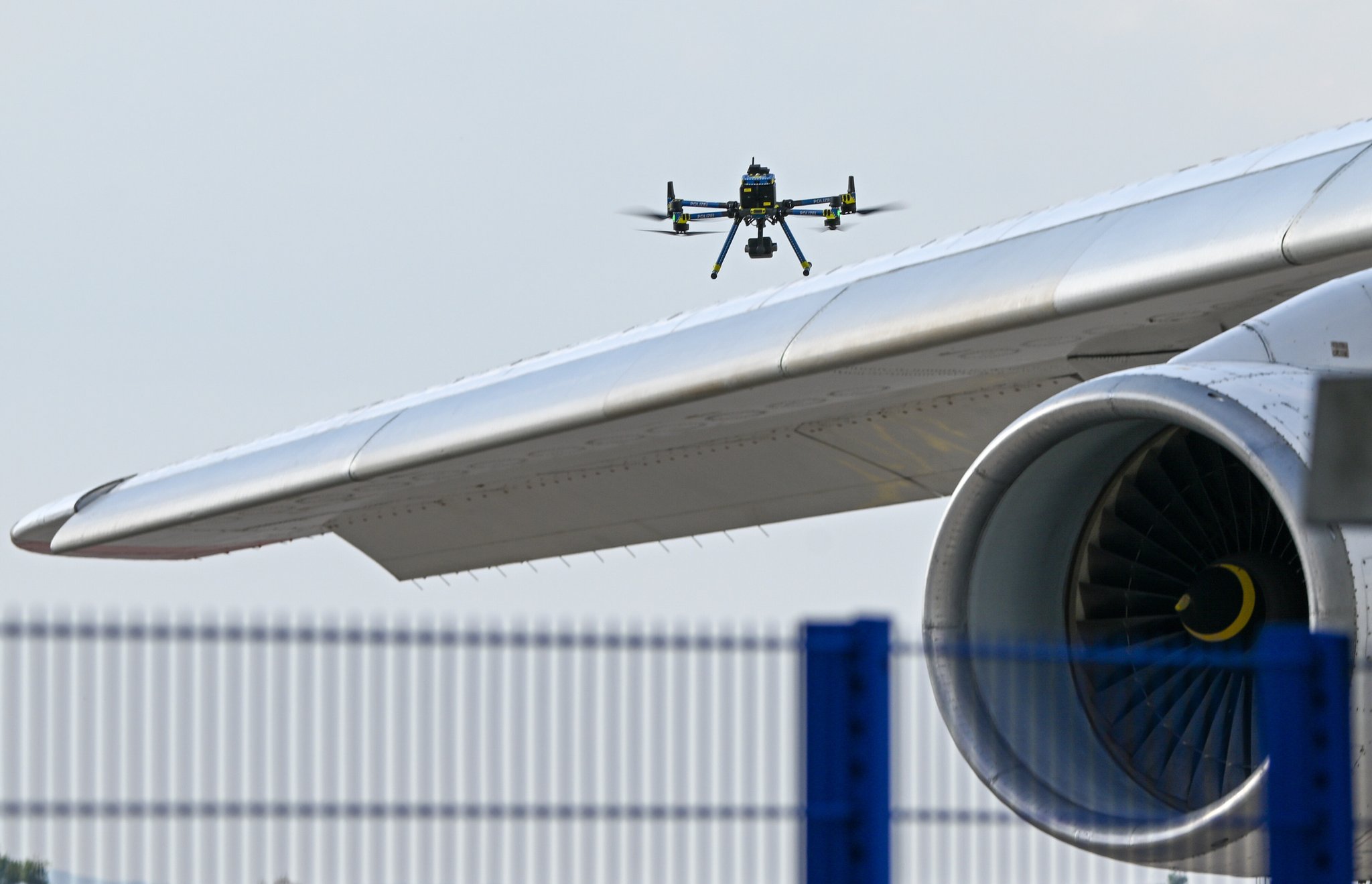 Drohne hinter Flugzeug | Bild: dpabildfunk Drohne hinter Flugzeug