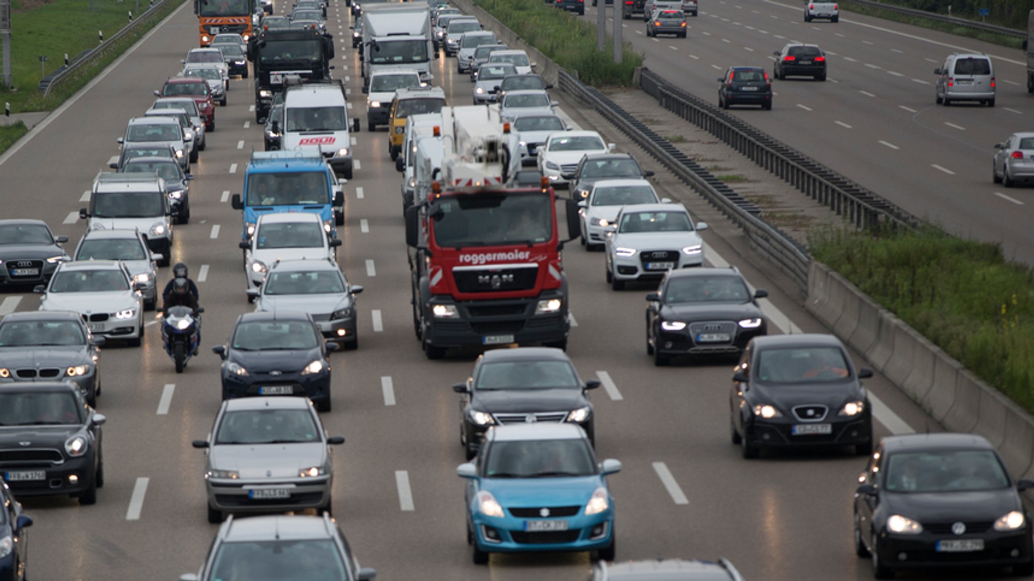 Auf den Straßen bilden sich erste Staus. Im Münchner Norden stockt es auf der A9, außerdem legt der Verkehr etwa in den Bereichen Mittlerer Ring und Landshuter Alle deutlich zu. Auch hier gibt es stellenweise Stau. (Archivbild)