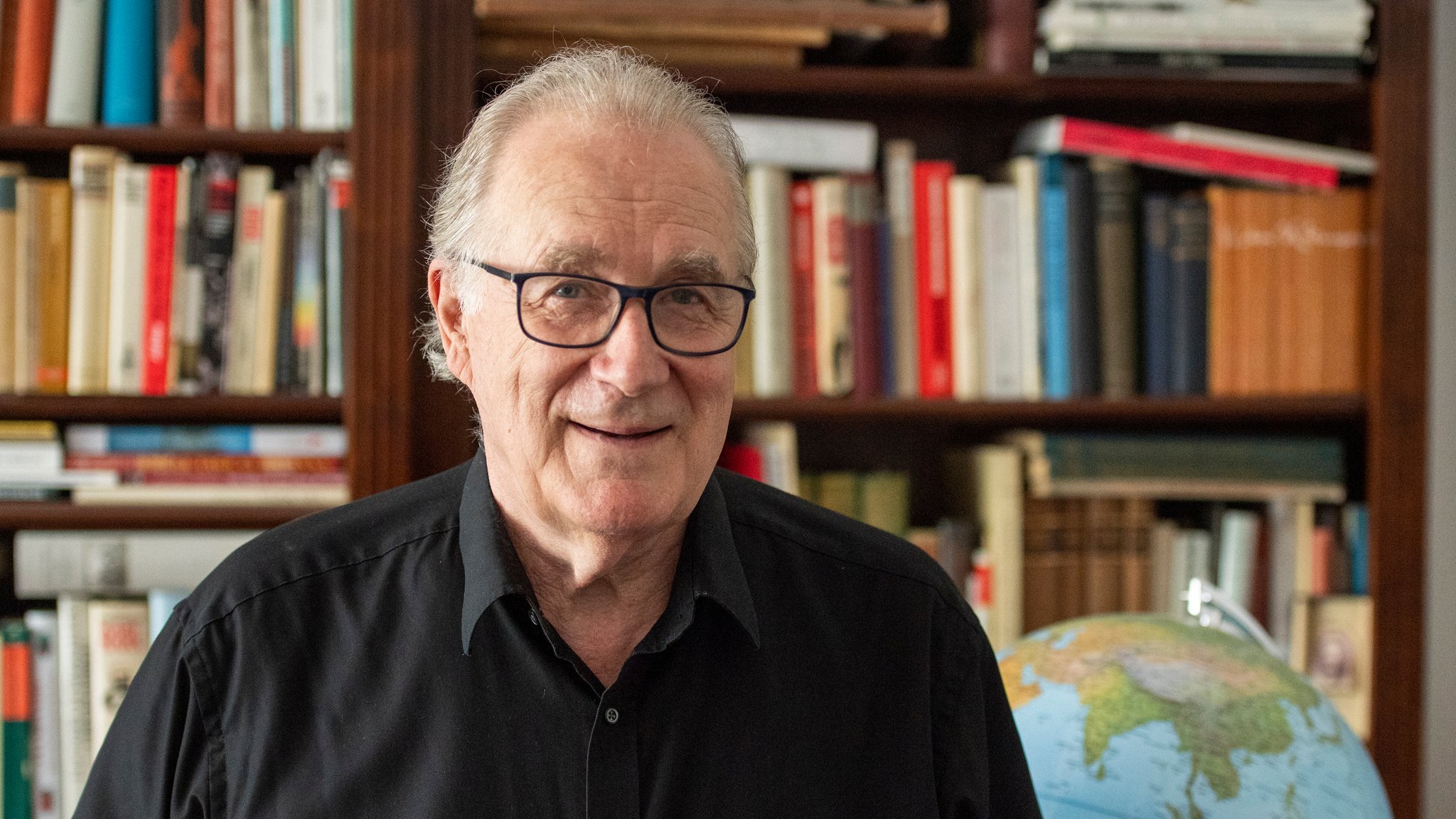Schriftsteller Sten Nadolny vor Bücherwand | Bild: picture alliance/dpa | Christophe Gateau Schriftsteller Sten Nadolny vor Bücherwand