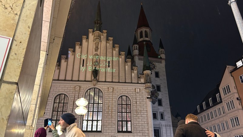 Beleuchtung am Alten Rathaus im München zum Zuckerfest Eid al-Fit. | Bild: BR/Andreas Strobel Beleuchtung am Alten Rathaus im München zum Zuckerfest Eid al-Fit.